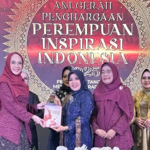 Dosen UMUKA SOLO Raih Penghargaan Perempuan Inspirasi Indonesia 2025