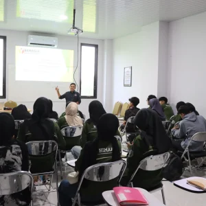 BAWASLU Karanganyar Realisasikan Kerja Sama dengan UMUKA melalui Program BAWASLU Mengajar